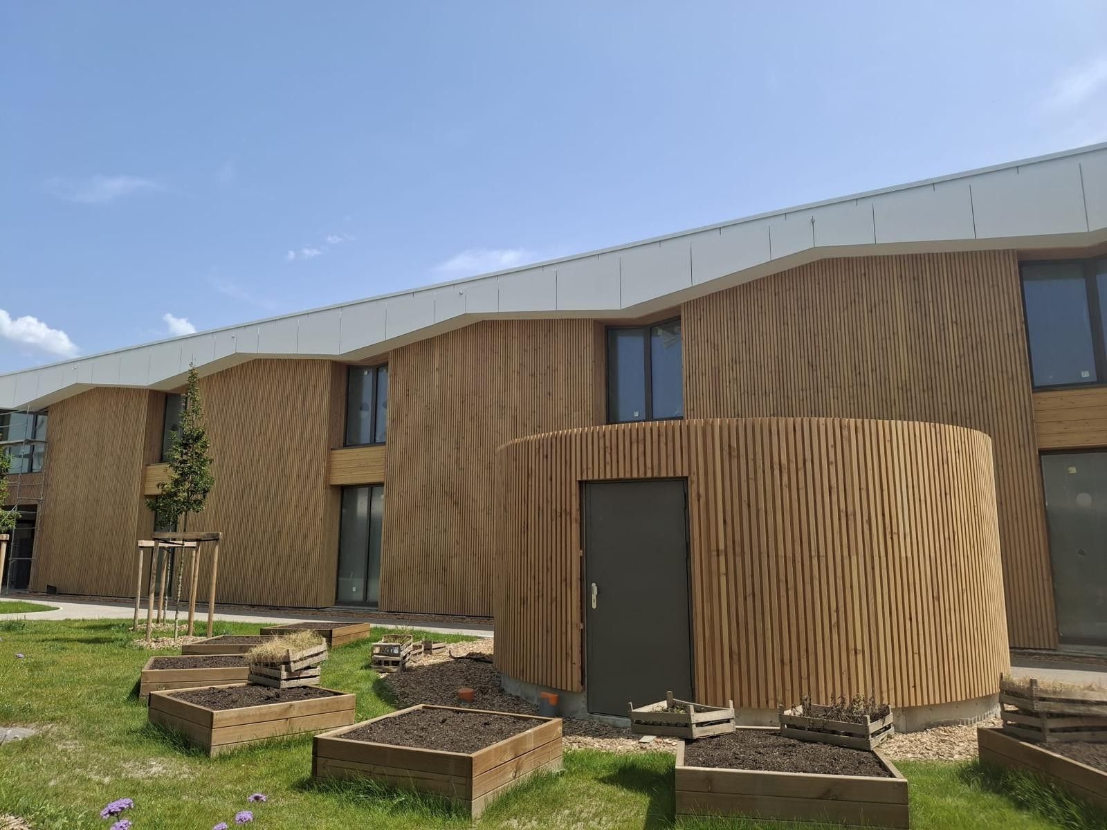 Groupe scolaire et crèche à Pontcharra, façades bois Douglas et ITE réalisées par Avantages Eco Energie