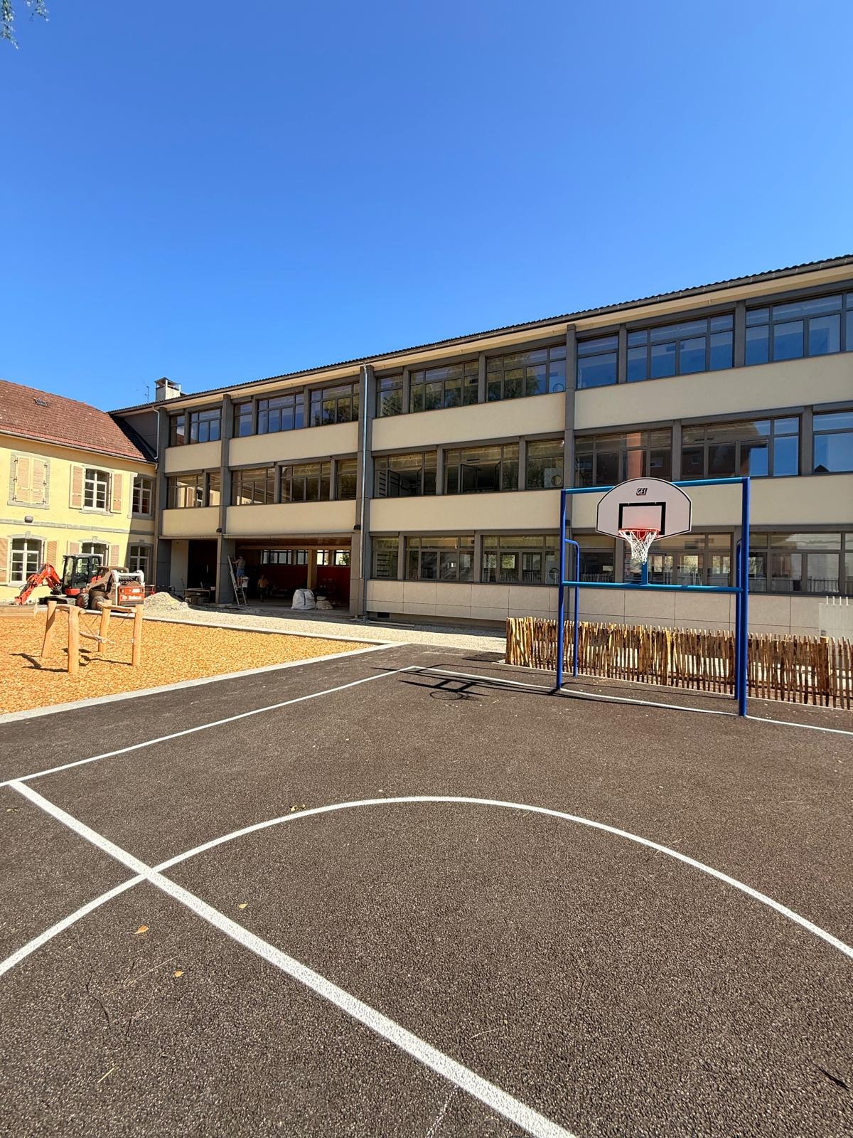 École Léon Bailly à Rumilly, bardage ventilé Trespa et ITE réalisés par Avantages Eco Energie